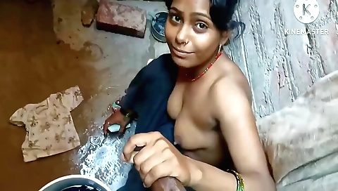 Indian brunette makes her orgasm with an amateur blowjob