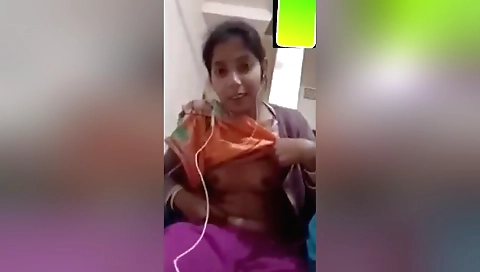 Indian amateur chick shows her sexy body in the webcam vid