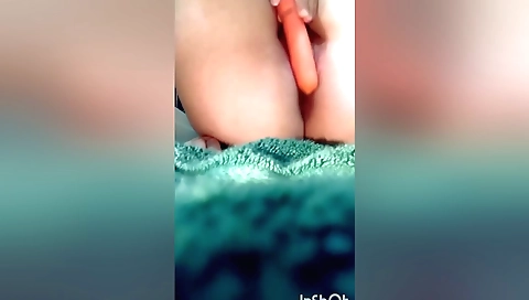 Amateur girl sucking a carrot in amateur solo video