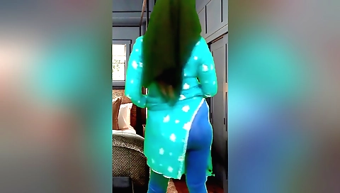 Indian chick with a big ass is making out on the bed