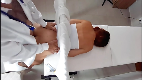 Red-haired amateur gets a pill to get some sperm inside her