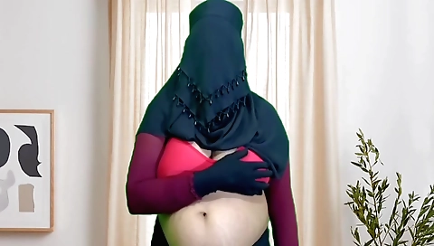 Indian woman gets naked and does the best solo porn clip