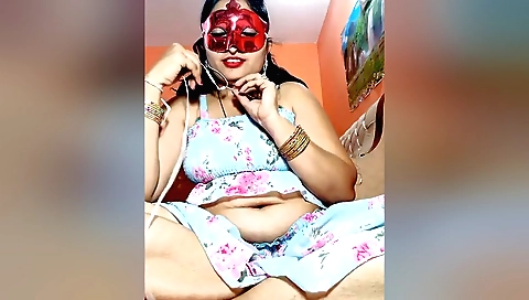 Indian brunette shows her natural boobs in a video