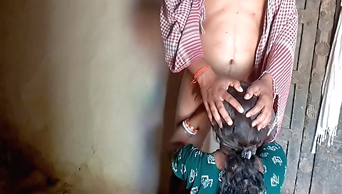 Amateur Indian bhabhi was alone and decided to get some sex