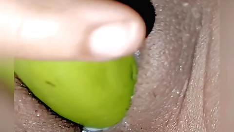 Amateur girl with an awesome ass plays with a large dildo