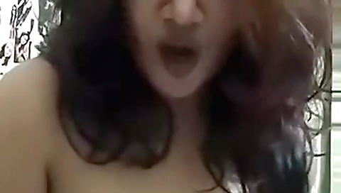 Amateur indian chick shows her sexy booty and a pussy