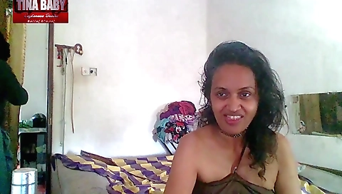 Indian babe gets on her knees to fuck in hot amateur video