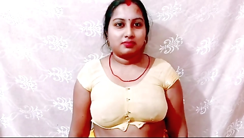 Bhabhi chudi with an awesome head gets fucked in her pussy