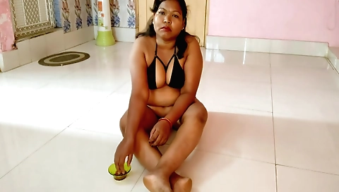 Indian housewife enjoys solo watching her beautiful show
