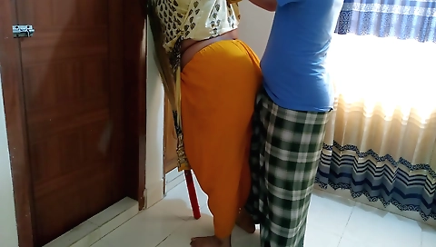 Chubby girl fucks herself by her kitchen in the kitchen