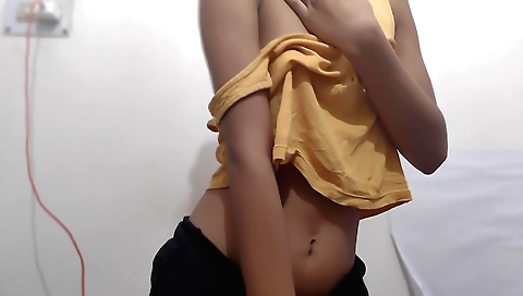 Sexy solo female video with a nice smile and a sexy body