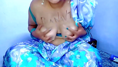 Amateur with huge boobs has her pussy fucked on bed