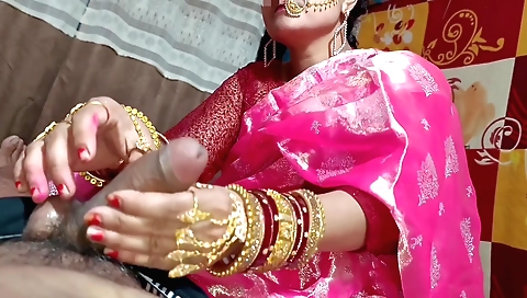 Handjob of a horny Indian babe is the best thing to watch