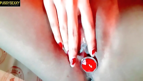 Amateur girl gets a deep anal session with a dildo