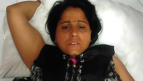 Indian amateur video shows a hairy brunette on the floor