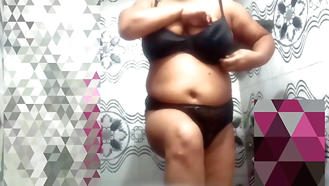 Busty stepsister-in-law stretches her thighs in bath