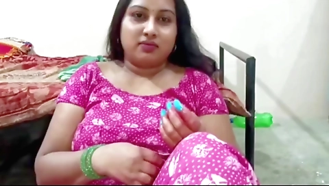 Amateur brunette with a big ass loves sex on her bed