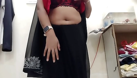 Indian milf with round tits shows her natural body in a solo video