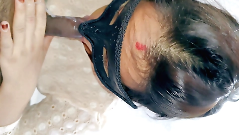 Indian slut gets fucked in her pussy in amateur porn