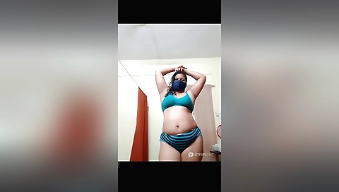 Sexy chick with a big ass and big tits in solo video