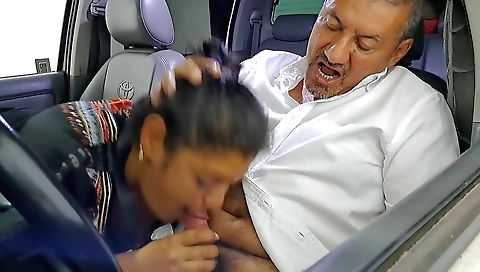 Indian milf gives her boyfriend a facial in the car