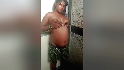 Indian solo girl with a nice body and a nice body came home