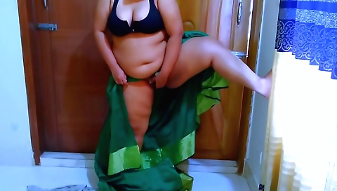 Indian girl in a big booty gets a big cock in her ass