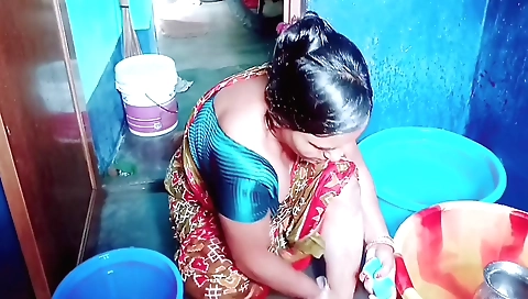 Indian chick loves to masturbate and play with her pussy