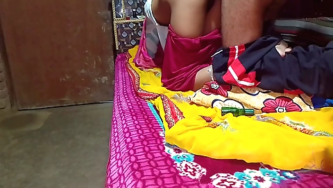 Indian girl showing off her body in a hot hd video