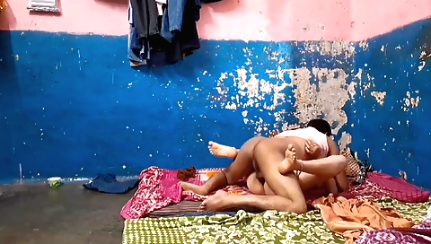 A beautiful aunty receives and rides a hot fuckhole