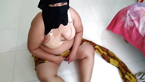 Indian woman cumbed in her big ass while her neighbor fucks