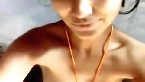 Indian teen in her sexy body shows herself in her bare body