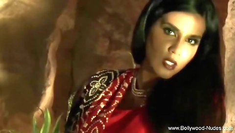 Indian girl shows off her body in this solo porn video