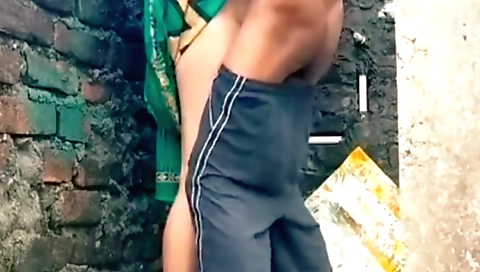 Indian bhabi with an amazing smile plays with her pussy