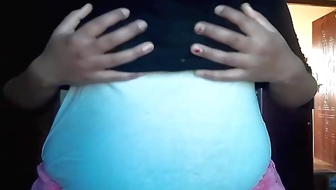 Indian pornstar is masturbating in amateur porn video