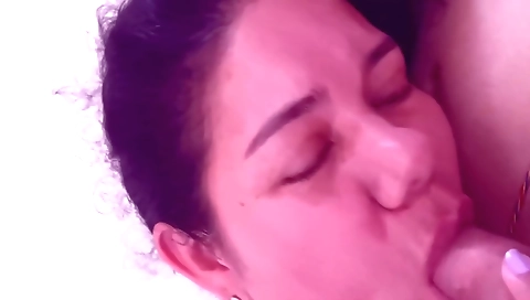 Amateur brunette gets so horny that she can't hold back