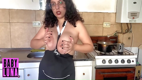 Amateur milf in kitchen makes smoothie and pussy massage
