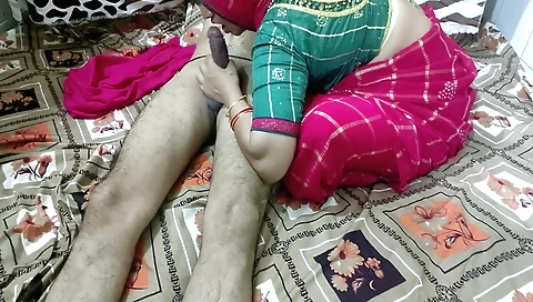 Amateur handjob in saree with a long skirt and skirt