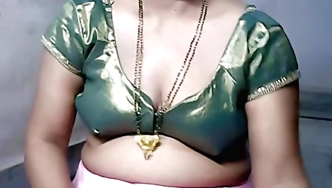 Indian girl squirts on the bed after taking the sun